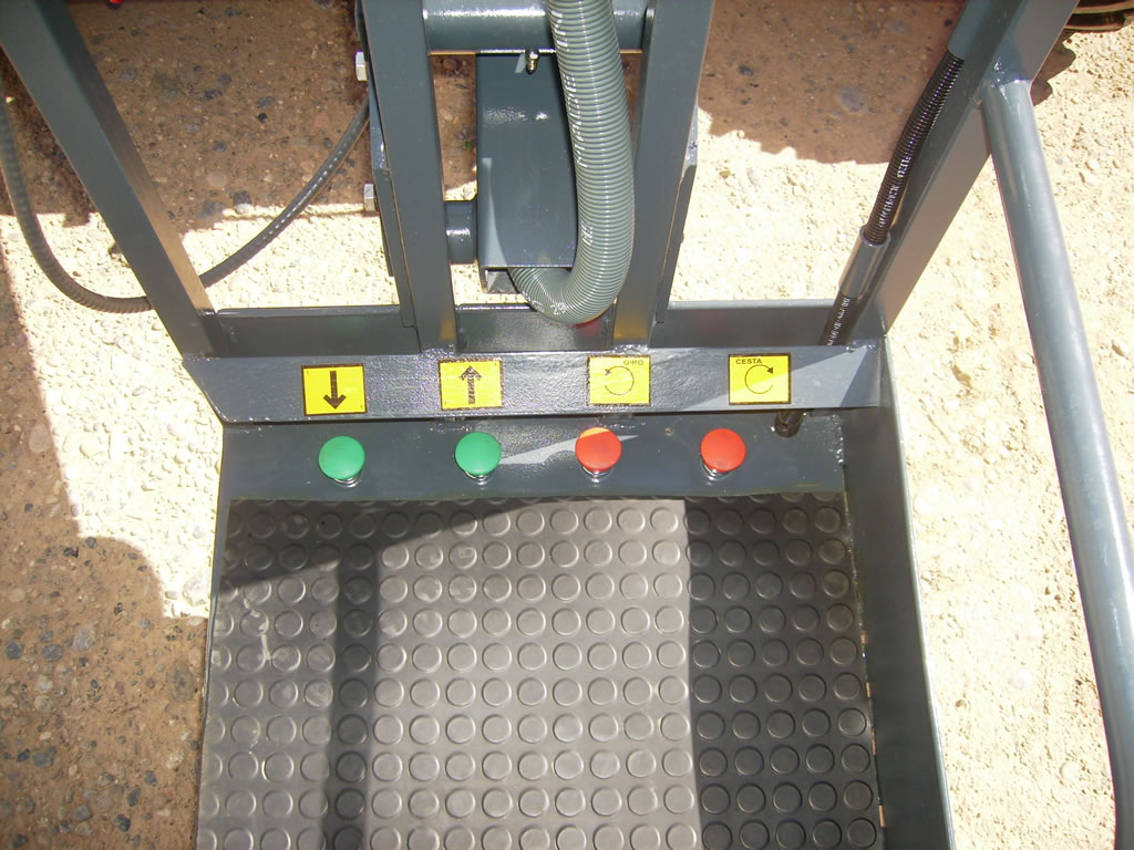 Plataforma elevadora para poda LG300: Controles de la cesta en los pies